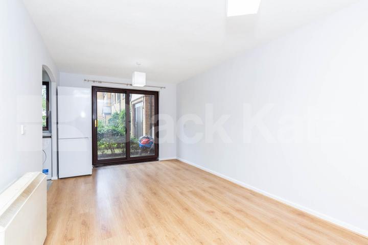 Canal Side 2 bedroom property with direct access to communal garden  Riverside Close, Lee Vally Park / Upper Clapton